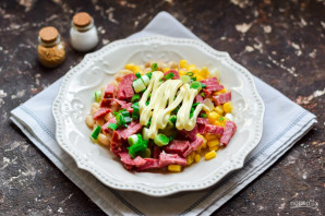 Салат с кукурузой, колбасой и фасолью - фото шаг 5