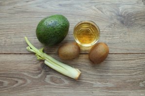 Смузи из авокадо, киви и сельдерея на яблочном соке - фото шаг 1