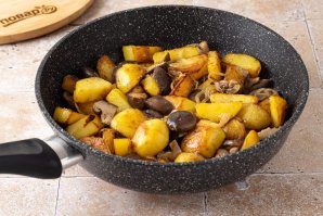 Жареная картошка с маринованными грибами - фото шаг 6