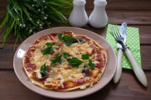 Пицца с шампиньонами, колбасой и сыром - фото шаг 5