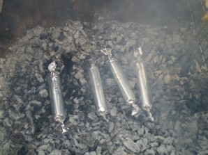 Сосиски на углях - фото шаг 5
