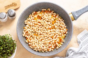 Фасоль с луком - фото шаг 7