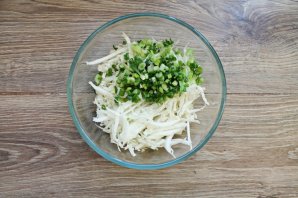 Салат с пекинской капустой и икрой минтая - фото шаг 4