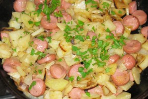 Жареные колбаски с картошкой - фото шаг 3