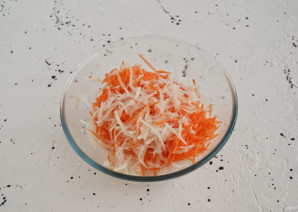 Салат с дайконом и морковью - фото шаг 2