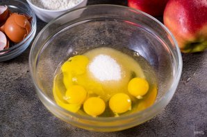 Шарлотка с яблоками и корицей - фото шаг 2