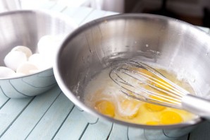 Рулет из яйца с сыром - фото шаг 1