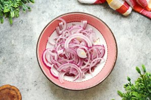 Лук с уксусом - фото шаг 2