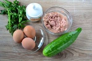 Салат с яйцом, тунцом и огурцом - фото шаг 1
