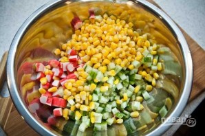 Крабовый салат с огурцами - фото шаг 5