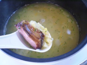 Гороховый суп с копченостями в мультиварке - фото шаг 8