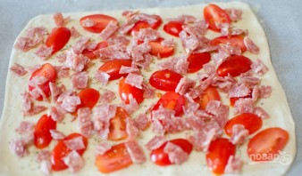 Простая пицца с салями и помидорами - фото шаг 3