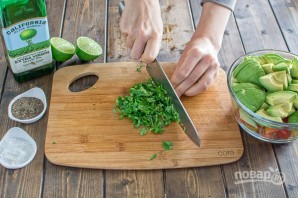 Салат из авокадо и помидоров - фото шаг 3