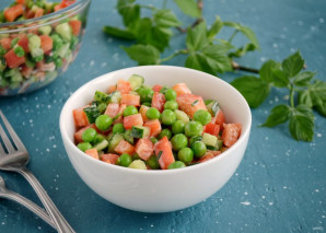 Салат с перцем и зеленым горошком - фото шаг 5