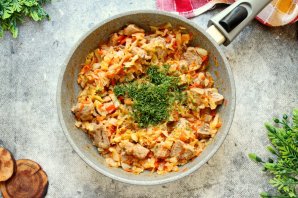 Тушеная капуста с мясом - фото шаг 8