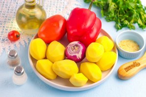 Картофель тушеный с овощами - фото шаг 1