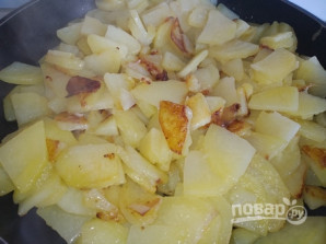 Картофель жареный с луком и зеленью - фото шаг 3