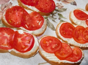 Чесночные бутерброды с яйцами и помидорами - фото шаг 2
