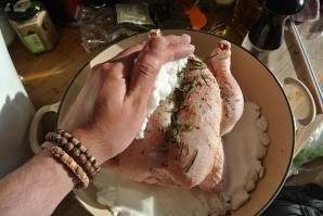 Курица с солью в духовке - фото шаг 4