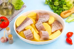 Минтай в духовке с картофелем - фото шаг 3