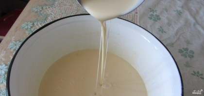 Пышные оладьи на молоке - фото шаг 1