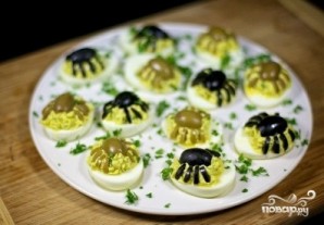 Фаршированные яйца-пауки на Хэллоуин - фото шаг 5