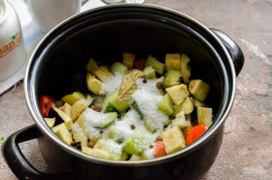 Салат из огурцов и баклажанов на зиму - фото шаг 5