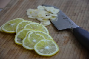 Форель в духовке с лимоном - фото шаг 3