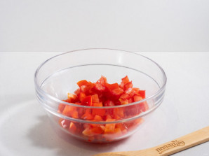 Овощной салат с сухариками - фото шаг 2