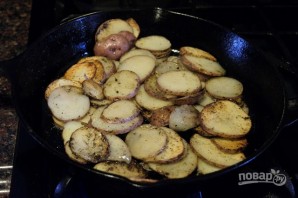 Жареная картошечка с луком - фото шаг 9