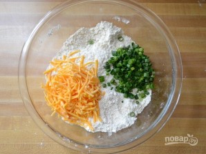 Уголки с сыром и зеленым луком - фото шаг 4