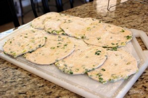 Лепешки на сковороде с зеленым луком - фото шаг 9