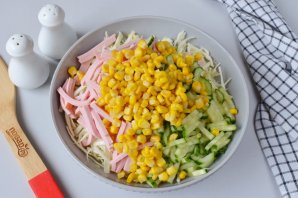Салат с кукурузой и колбасой - фото шаг 5