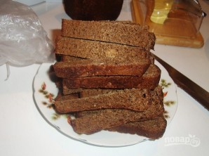 Гренки из черного хлеба с сыром - фото шаг 1