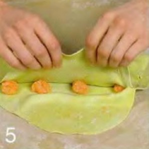 Зелёные пельмени с лососем - фото шаг 5