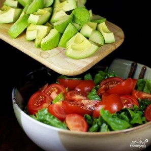 Салат с помидорами, авокадо и креветками - фото шаг 6
