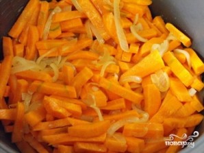 Тушеная морковь с луком - фото шаг 4