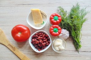 Салат с красной фасолью, помидорами и сыром - фото шаг 1