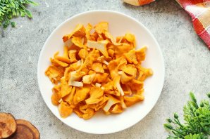 Жульен с курицей и лисичками - фото шаг 3