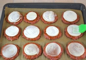 Котлеты в духовке с помидорами - фото шаг 9
