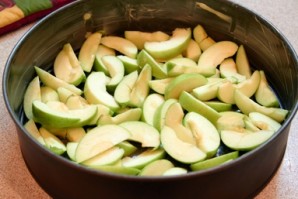 Шарлотка с орехами и яблоками - фото шаг 3