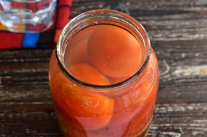 Соленые помидоры с чесноком и хреном - фото шаг 6