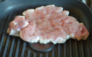 Эскалопы из свинины на сковороде - фото шаг 6