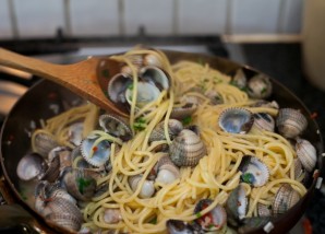 Спагетти с морскими мидиями - фото шаг 7