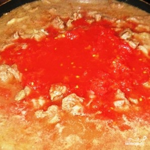 Тушеное мясо в помидорно-луковой подливке - фото шаг 6