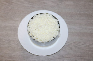 Салат с крабовыми палочками, рисом и грибами - фото шаг 10