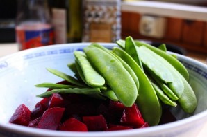 Простой салат из свеклы вареной - фото шаг 3
