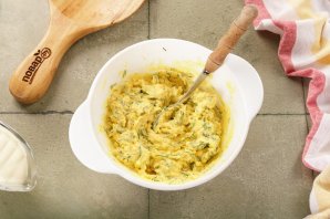 Яйца, фаршированные сыром и чесноком - фото шаг 8