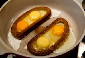 Гренки с яйцом и сыром - фото шаг 5