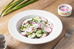 Салат с редисом, огурцом и зеленым луком - фото шаг 6